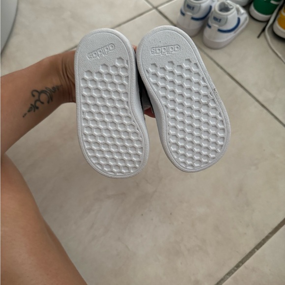 Black and white kids velcro adidas - Picture 2 of 4